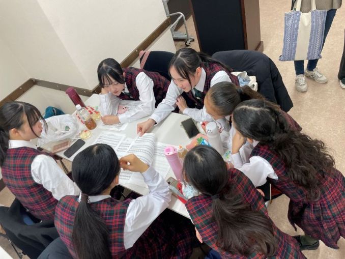 楽屋でくつろぐ団員たち