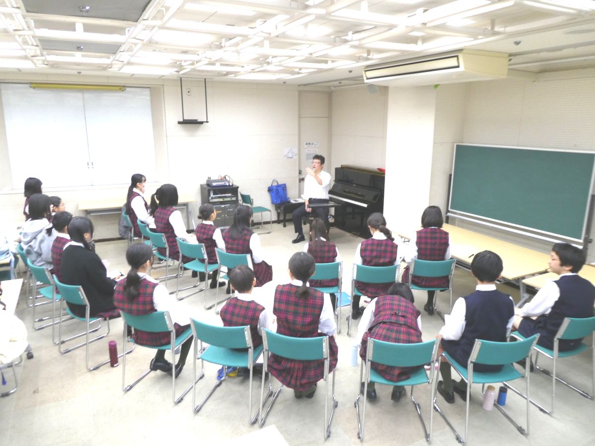 指揮者の指導を受ける団員たち